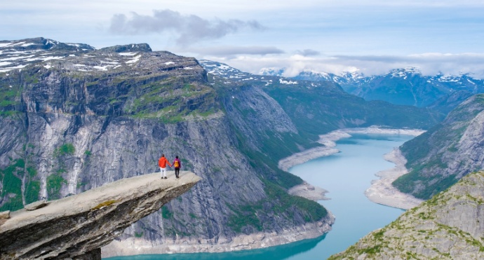 A 7.9-Meter Wave Sloshed in a Fjord—and the Whole World Felt It